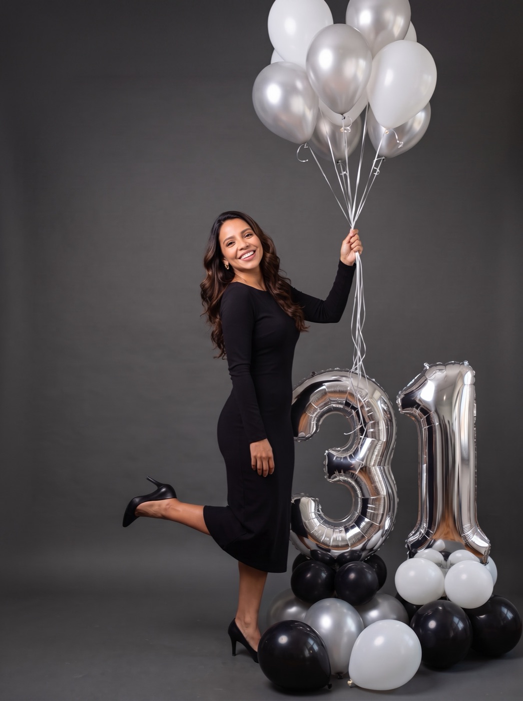 Mulher em ensaio de aniversário de 31 anos com balões prateados