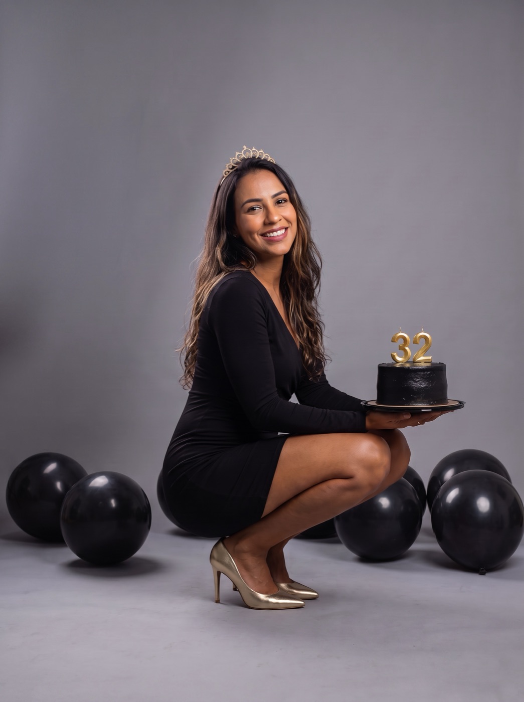 Mulher em ensaio de aniversário com bolo
